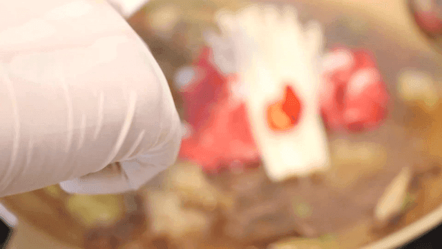 전골 육수에 소고기와 버섯을 추가하는 장면