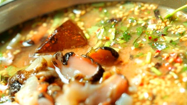 신선한 뿔소라 물회의 근접 촬영