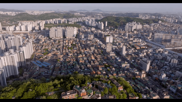 고층 건물이 있는 광활한 도시 풍경