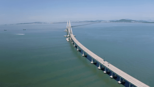 바다 위로 길게 뻗은 다리