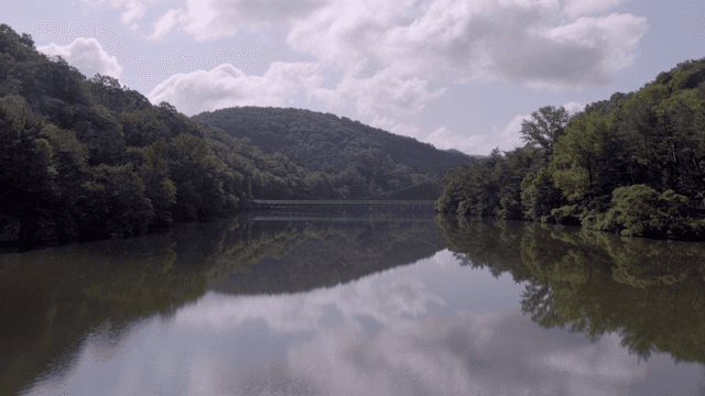 잔잔한 호수 위의 현수교