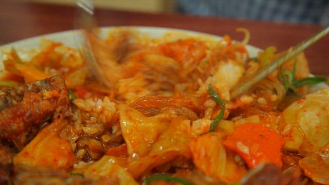 매콤한 뼈찜 양념에 밥을 비비는 장면