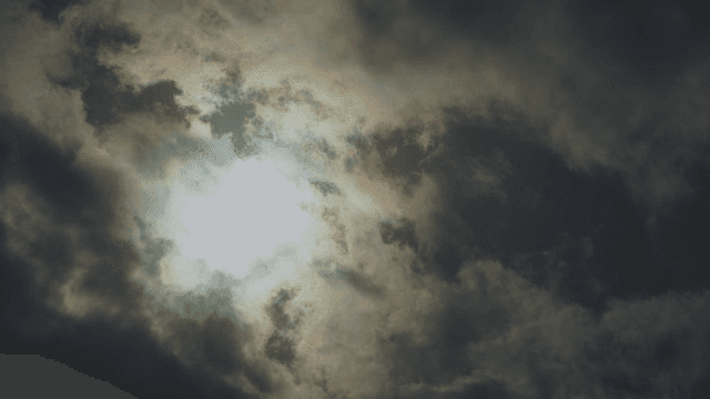 어두운 구름 사이로 비치는 햇빛