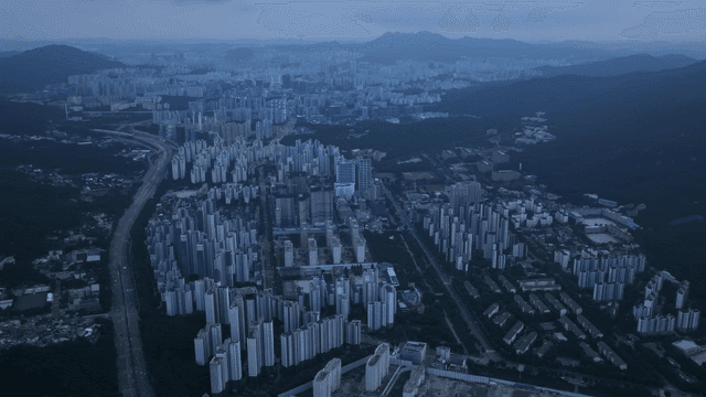 높은 건물이 있는 광활한 도시 풍경