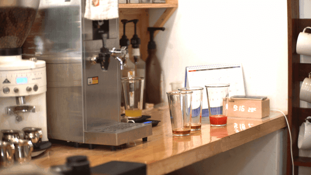 카페 카운터에서 음료를 준비하는 사람