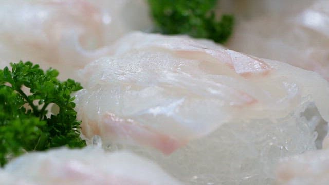 파슬리 장식이 있는 신선한 회