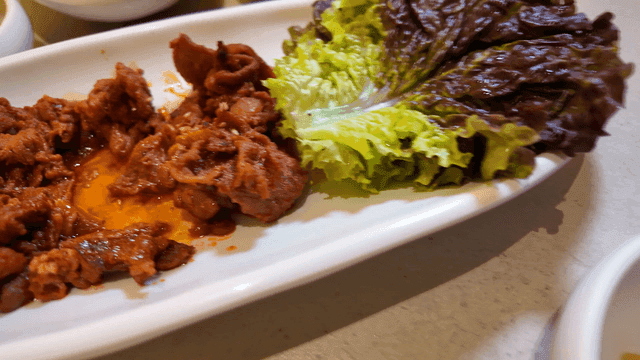 Spicy pork with lettuce in a bowl