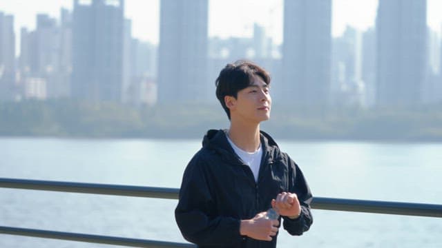 산책하며 물을 마시는 남성