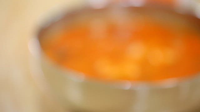 테이블 위의 매운 수제비 한 그릇