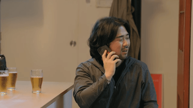 실내에서 전화 통화하는 남자