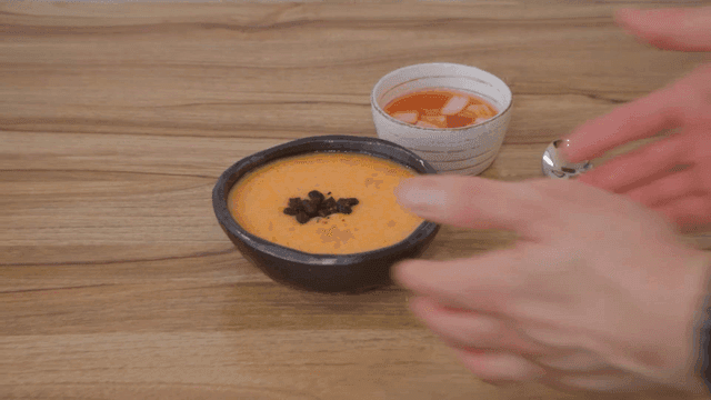 그릇에 담긴 한국식 호박죽