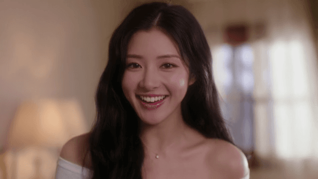 미소 짓으며 말하는 기쁜 젊은 여성