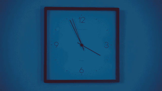 어두운 방의 벽시계