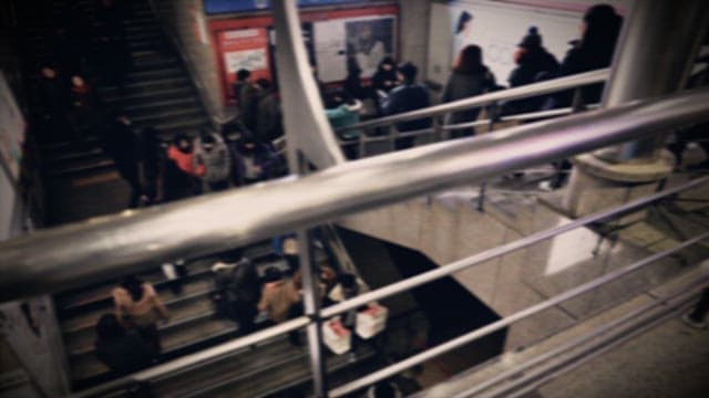 계단을 오르내리는 많은 사람들