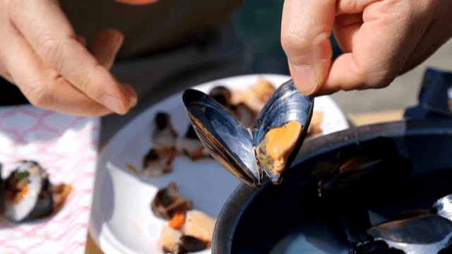 홍합탕에서 홍합 꺼내먹기