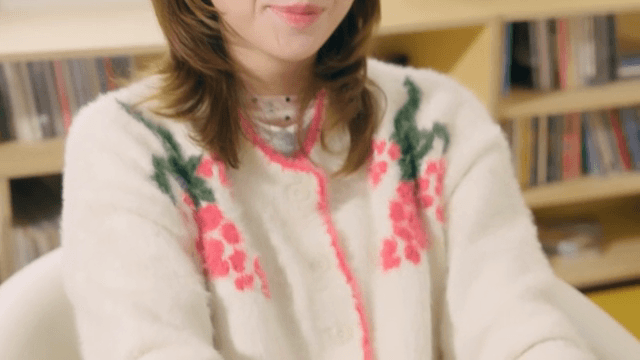 집에서 일을 다 마친 여성
