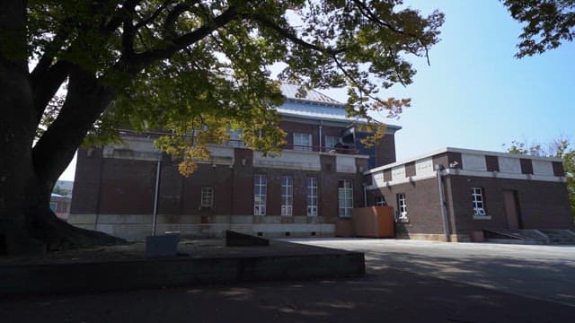 역사적인 건물의 조용한 안마당