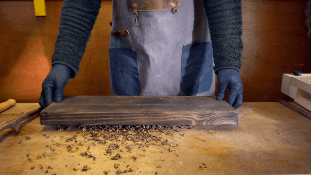 작업장에서 나무를 다루는 장인