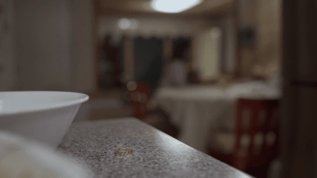 테이블 위에 반지를 놓고 가는 아이