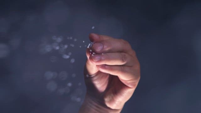 하얀색 결정을 뿌리는 손