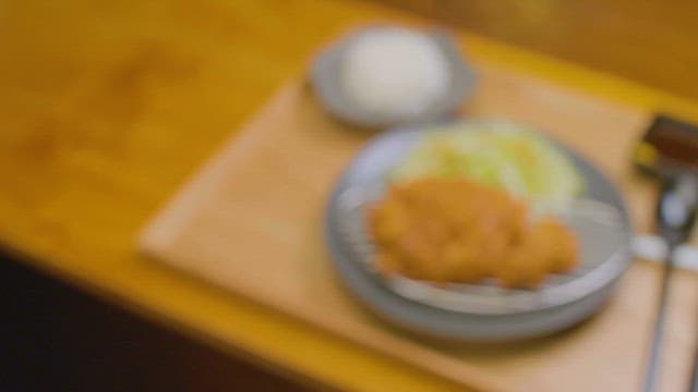 신선한 양배추 샐러드와 바삭한 돈가스