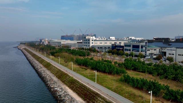 물가 근처 밀집된 산업 단지