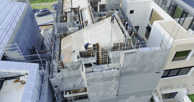 건설 현장에서 일하는 작업자들