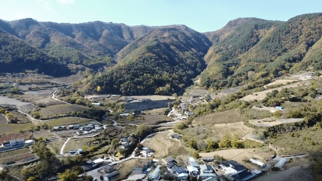 산으로 둘러싸인 시골 마을