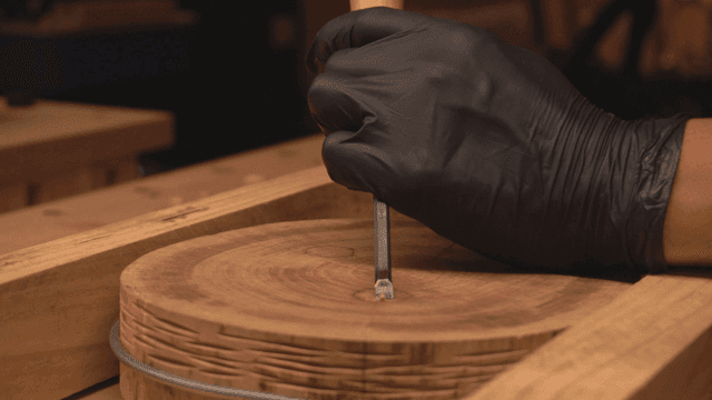 장갑 낀 손으로 나무 조각하기
