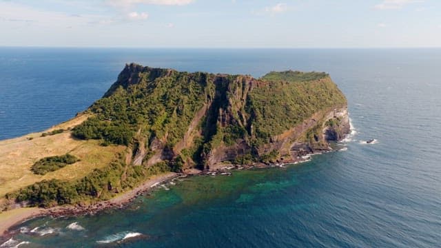 푸른 초목과 바다가 있는 아름다운 섬