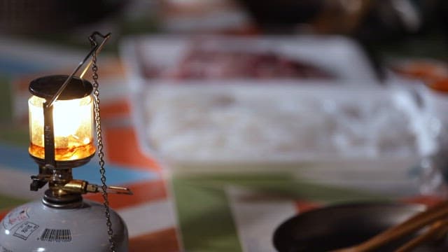 테이블에 놓인 신선한 오징어회와 생선회