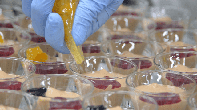 Prepare dessert topped with fruit jam