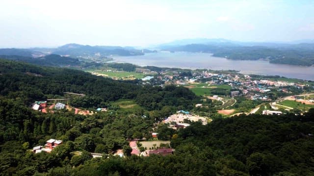 큰 호수 옆 시골 마을의 전경