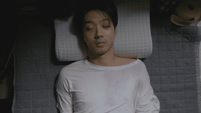 베개에 편안히 잠든 남자