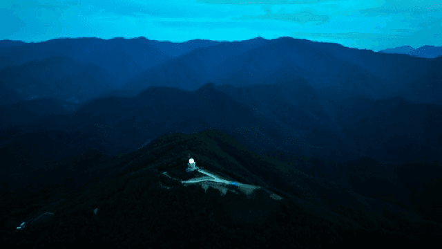 푸른 하늘 아래 광활한 산맥