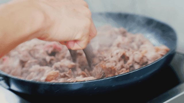 뜨거운 팬에서 볶아지는 고기