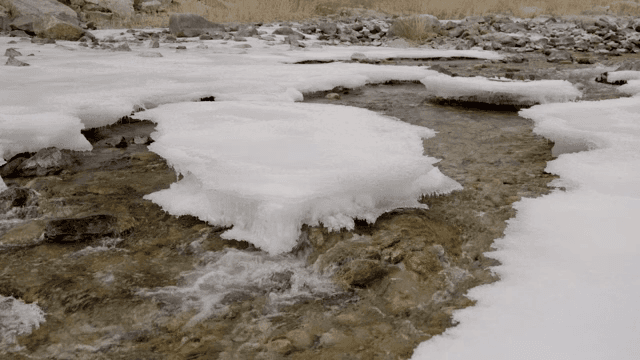 얼음과 바위가 있는 흐르는 강