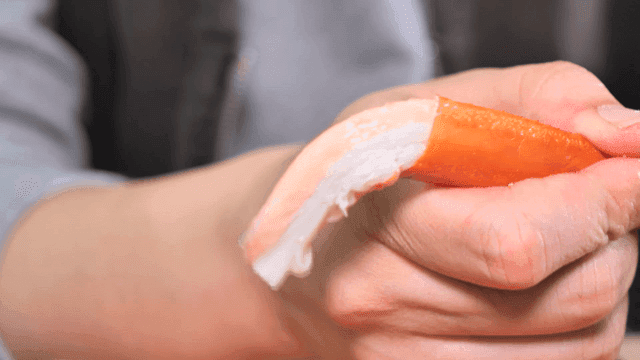 게다리에 가득찬 속살을 뺴내는손