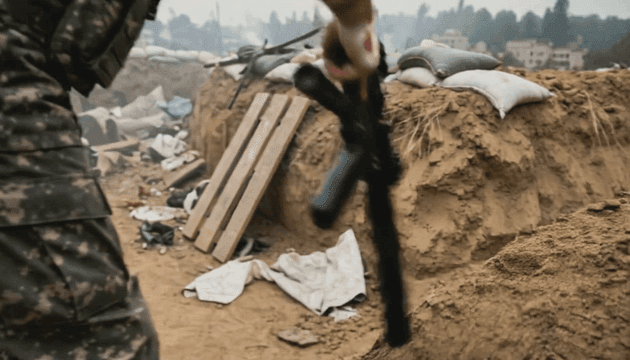 전장에서 총을 들고 나가는 부상당한 군인