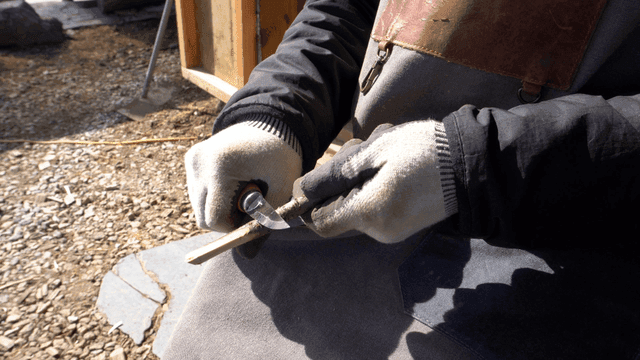 칼로 나무 막대를 깎는 목공 공예가