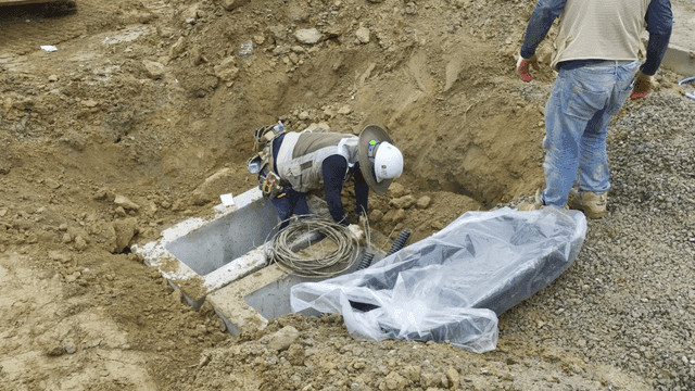 건설 현장에서 케이블 설치 중인 작업자들