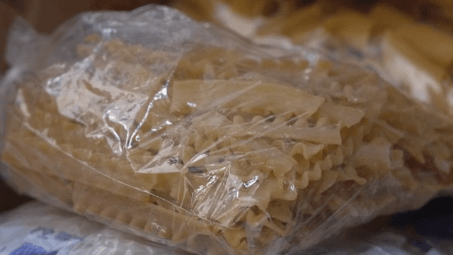 다양한 파스타 면이 담긴 비닐봉지