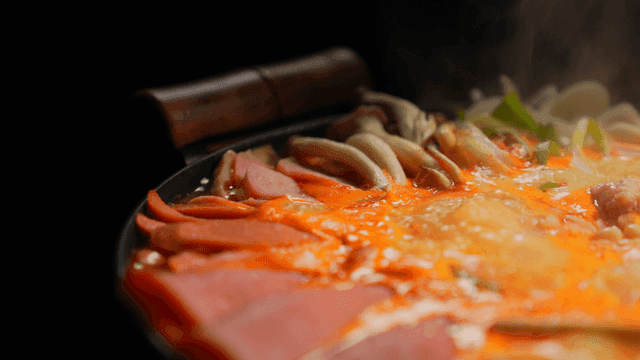 재료가 끓고 있는 부대찌개