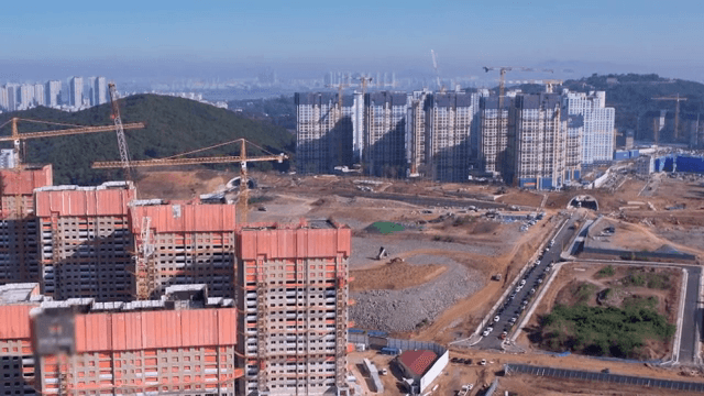 크레인과 건물이 있는 건설 현장