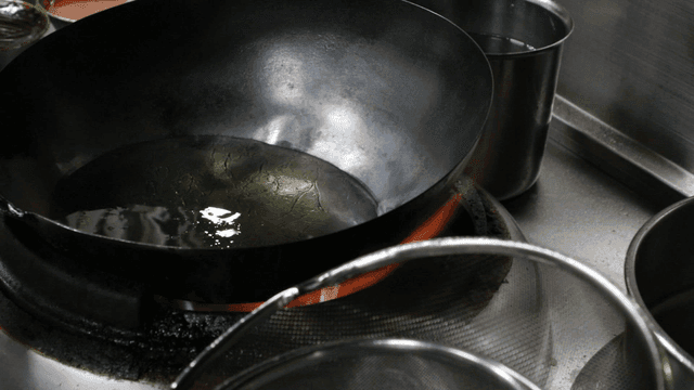 가스레인지 위 웍에서 기름 가열
