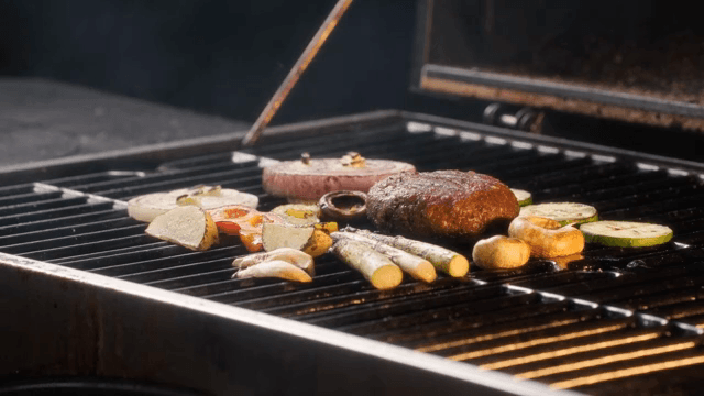 바비큐에서 채소와 고기를 굽는 장면