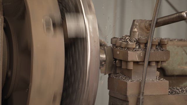 금속을 가공하는 기계