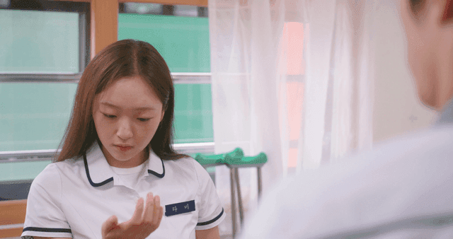 손을 보며 혼란스러워하는 여학생