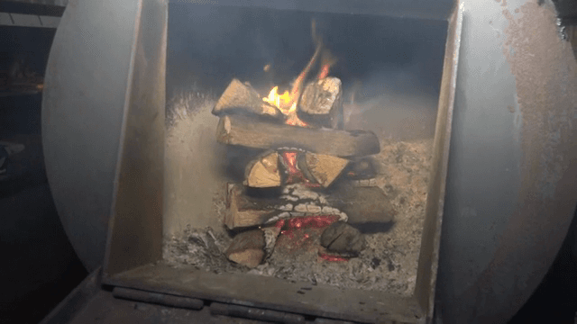 큰 통 안에서 타오르는 장작불
