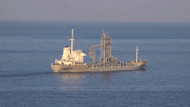 바다 위를 항해하는 대형 화물선